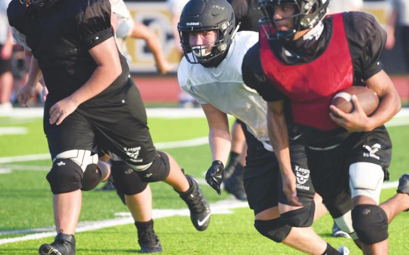 Pirate fans turn out for intrasquad scrimmage Friday