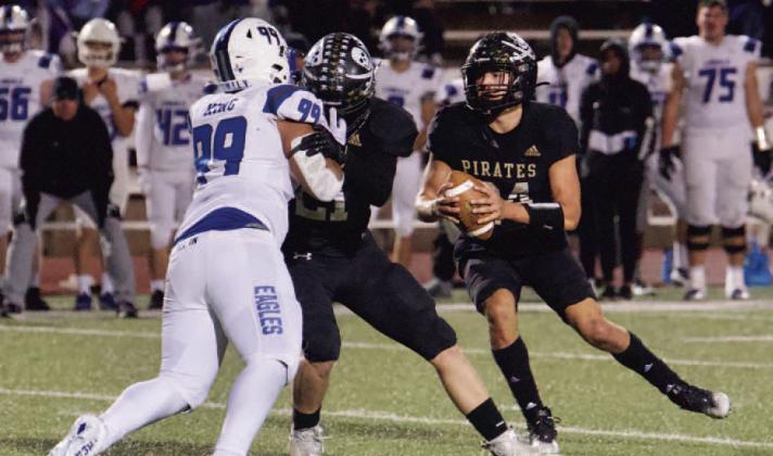 Pirate quarterback Jarrett Odom looks for his receiver behind the blocking of RB Isaac Fontnow. Photo by Randall Luker