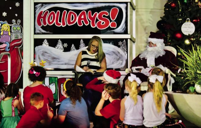 Vidor Mayor Misty Songe read The Night Before Christmas to a captivated audience just before the Community Christmas Tree was lighted. Photo by Randall Luker