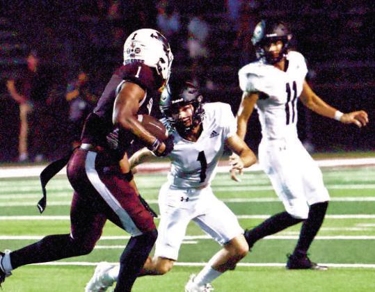 Vidor’s #1, Westin Baker, sets up to take Silsbee’s #1, Dre’lon Miller while Vidor Pirate #11, Bryce Dubose backs him up. Photo by Randall Luker