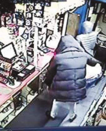 Armed robbers strike Vidor convenience store