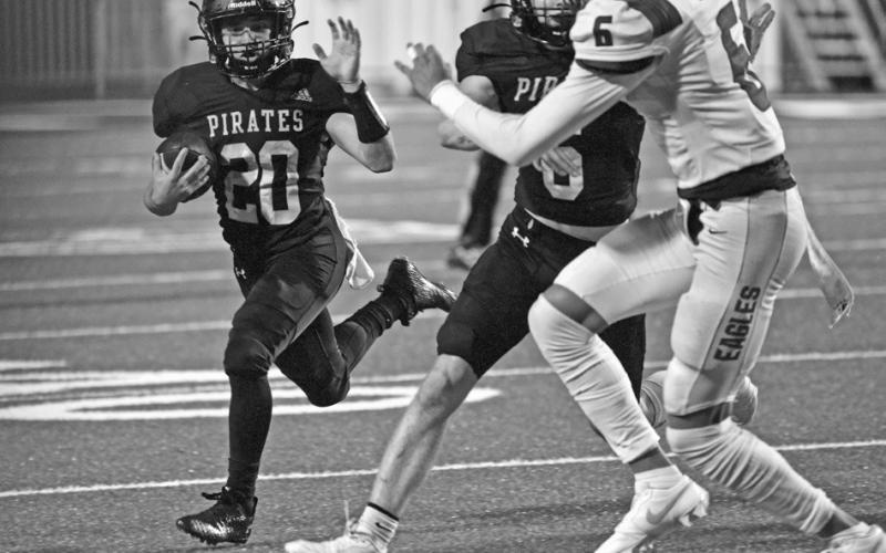 Teamwork Pirate QB Daigan Venable runs to the outside as Dane Villadsen runs interference.