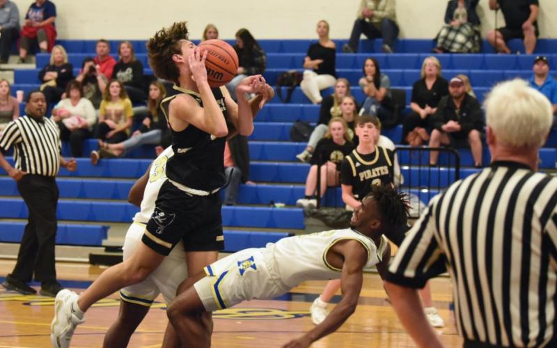 Pirates fall to Kelly 52-43