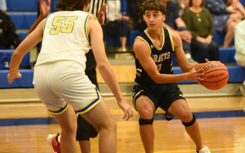 Pirates fall to Kelly 52-43