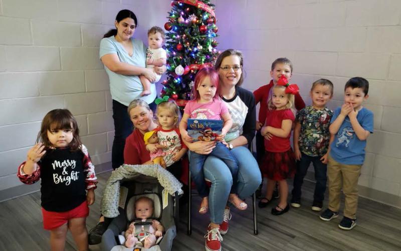 Vidor Public Library held Itty Bitty Story Time on Tuesday, December 13, 2022. Library clerk Sarah Screws read “Elf Pets “by Chanda A. Bell. A tale about Santa, his reindeer, and the children who help him fulfill his Christmas mission. The children decorated ornaments to take home and enjoyed some treats.