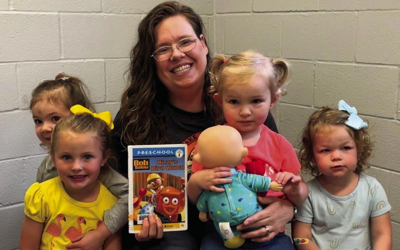 The Vidor Public Library hosted Itty-Bitty Storytime on Tuesday, April 9, 2024. Library clerk Sarah Screws read “Dizzy’s Bird Watch” by Alison Inches. “Bob and Lofty find a bird nest with an egg in it. Bob asks Dizzy to look after the nest while he goes to work, and he learns a valuable lesson in responsibility.” The children decorated wooden bird houses.