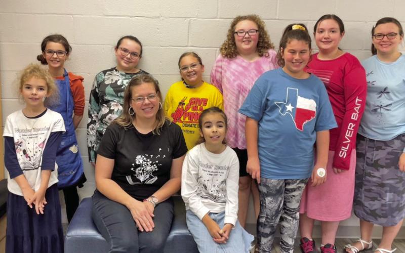 Wonder Readers’ Craft hour was held at the Vidor Public Library on Thursday, November 9, 2023. Library Clerk Sarah Screws told the audience facts about different types of trees and leaves. The students painted fall leaf suncatchers for the craft.