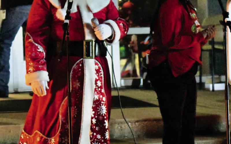 Hometown Holidays events draws crowds in spite of inclement weather