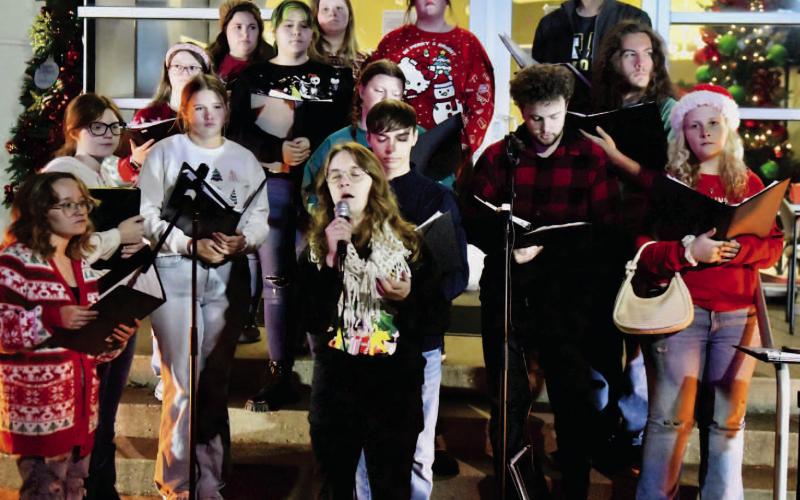 Hometown Holidays events draws crowds in spite of inclement weather