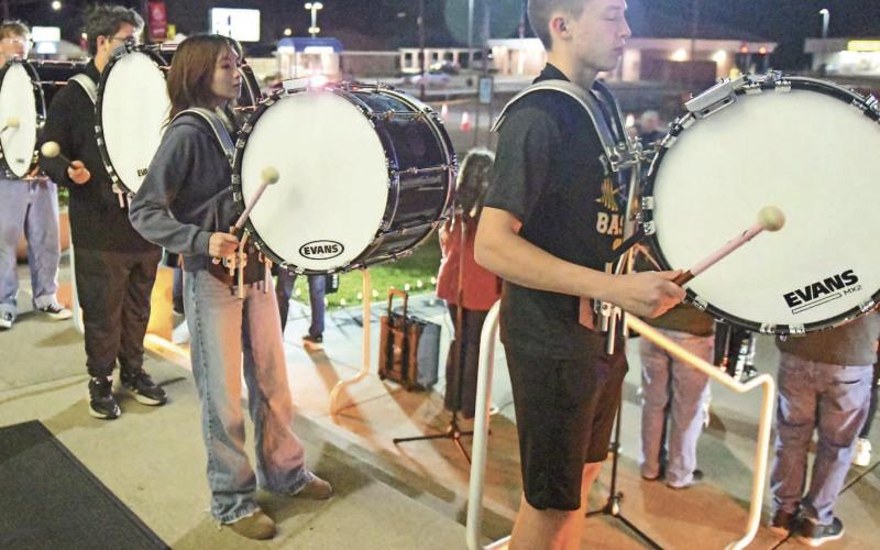 Hometown Holidays events draws crowds in spite of inclement weather
