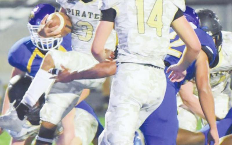 Pirate QB Quinten Root scores on a keeper in the Pirates’ victory Friday at Bay City. Photo by Randall Luker