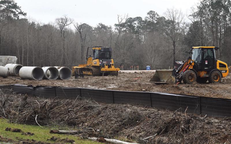Contractors are making steady progress on Vidor’s $2.2 million Tractor Supply being built at 1550 North Main Street. Although wet weather has hampered construction work lately, the facility is expected to be completed in May.