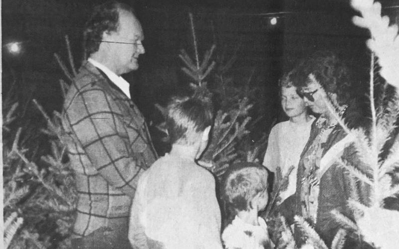 The Hetzel family picks out their Christmas tree from the Evening Optimists tree lot on North Main Street across from Wal-Mart. The Evening Optimists sell the trees for their annual fundraising event that will go toward scholarships for Vidor High School graduating seniors. Archive Photo