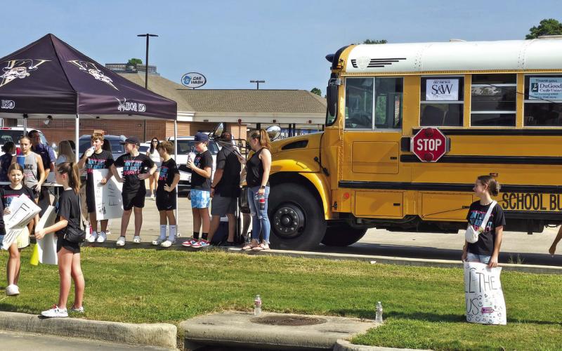 Fill the Bus raises thousands for VISD students