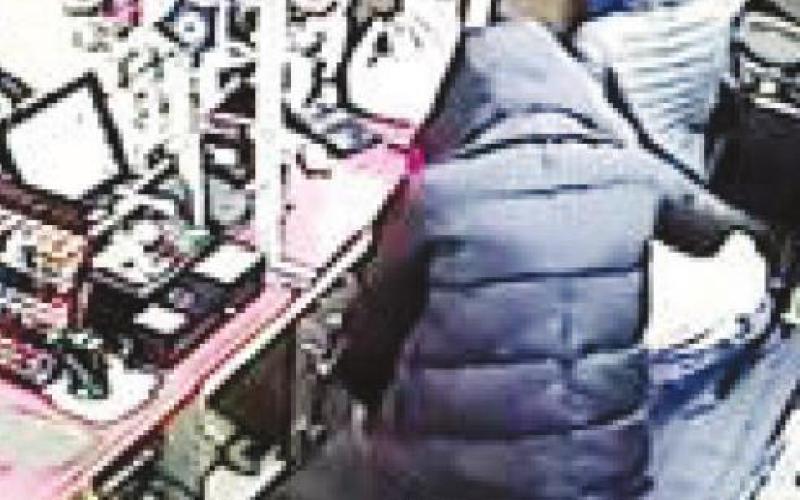 Armed robbers strike Vidor convenience store