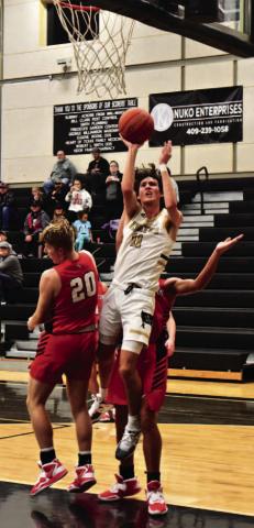 Zander Lindsey sinks a two pointer in the Pirates’ non-district bout with Huntington. on-district home game. Photo by Randall Luker