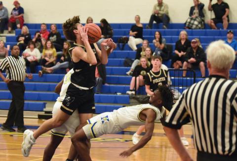 Pirates fall to Kelly 52-43