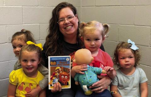 The Vidor Public Library hosted Itty-Bitty Storytime on Tuesday, April 9, 2024. Library clerk Sarah Screws read “Dizzy’s Bird Watch” by Alison Inches. “Bob and Lofty find a bird nest with an egg in it. Bob asks Dizzy to look after the nest while he goes to work, and he learns a valuable lesson in responsibility.” The children decorated wooden bird houses.