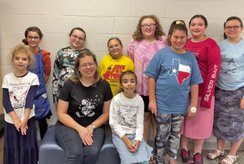 Wonder Readers’ Craft hour was held at the Vidor Public Library on Thursday, November 9, 2023. Library Clerk Sarah Screws told the audience facts about different types of trees and leaves. The students painted fall leaf suncatchers for the craft.