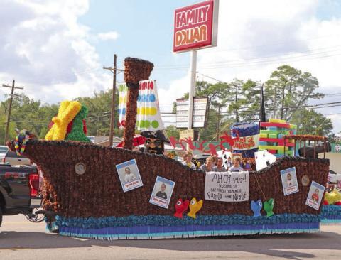 The Overall winner in the 2023 VHS Homecoming Parade was this entry by the Oak Forest PTO.