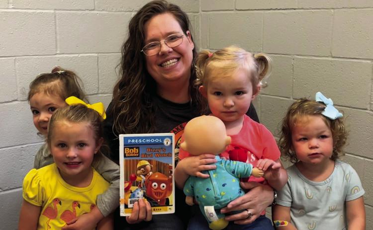 The Vidor Public Library hosted Itty-Bitty Storytime on Tuesday, April 9, 2024. Library clerk Sarah Screws read “Dizzy’s Bird Watch” by Alison Inches. “Bob and Lofty find a bird nest with an egg in it. Bob asks Dizzy to look after the nest while he goes to work, and he learns a valuable lesson in responsibility.” The children decorated wooden bird houses.