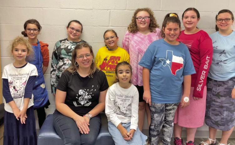 Wonder Readers’ Craft hour was held at the Vidor Public Library on Thursday, November 9, 2023. Library Clerk Sarah Screws told the audience facts about different types of trees and leaves. The students painted fall leaf suncatchers for the craft.