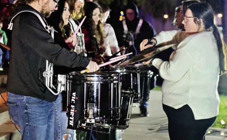 Hometown Holidays events draws crowds in spite of inclement weather