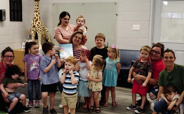 The Vidor Public Library held Itty Bitty Story Time on Tuesday, January 17, 2023. Library clerk Sarah Screws read “Pete the Cat’s Groovy Imagination.” Pete the Cat wants to go surfing, but he looks outside and it’s rainy, so he finds a big and Groovy box. He goes on an epic adventure to see where his imagination will take him. The children made water bead jars. Courtesy Photo