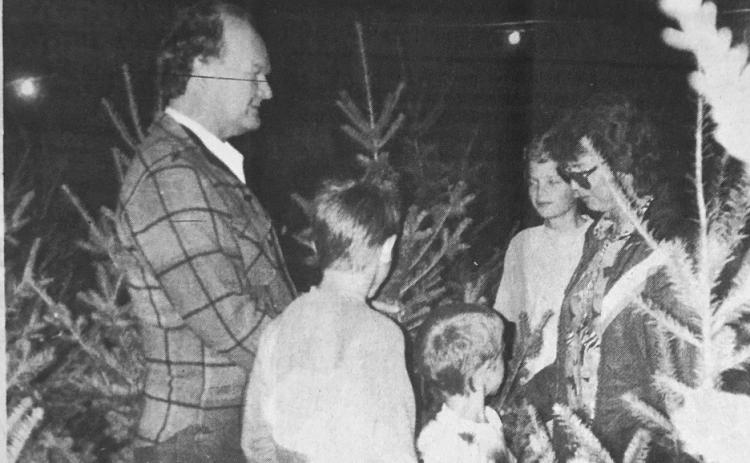 The Hetzel family picks out their Christmas tree from the Evening Optimists tree lot on North Main Street across from Wal-Mart. The Evening Optimists sell the trees for their annual fundraising event that will go toward scholarships for Vidor High School graduating seniors. Archive Photo