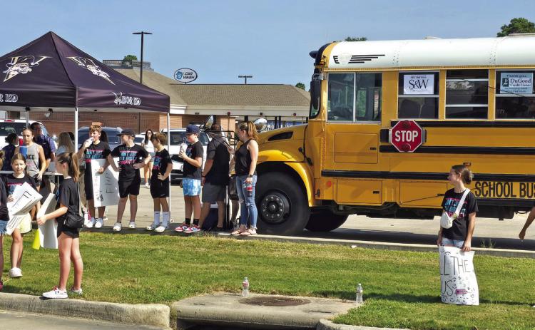 Fill the Bus raises thousands for VISD students